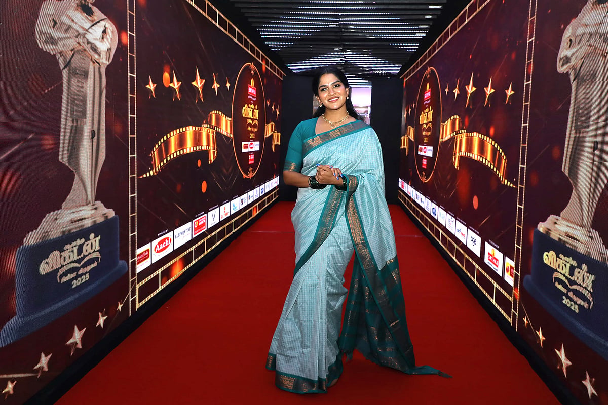 Karuppu: விகடன் சினிமா விருதுகள் மேடையில் நடிகை ஸ்வாசிகா! | Photo Album 