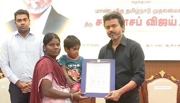 பணி நியமன ஆணை வழங்கிய விஜய்