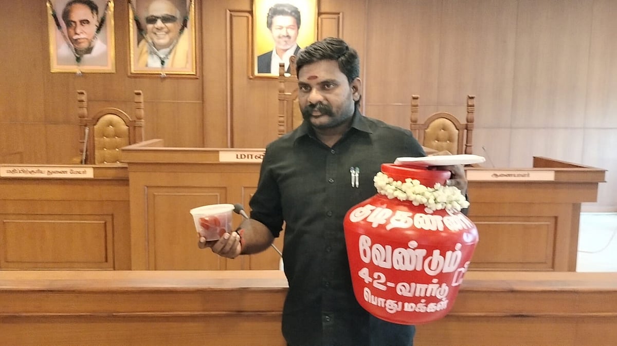 புதுக்கோட்டை: `வராத குடிநீருக்கு வரி மல்லிகைப்பூ, அல்வா, காலிக்குடம்... திமுக கவுன்சிலர் போராட்டம்!
