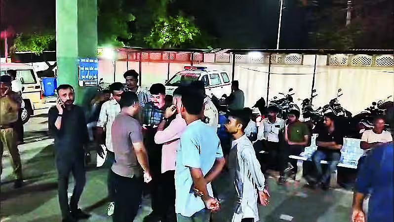 மருத்துவமனையில் உறவினர்கள்