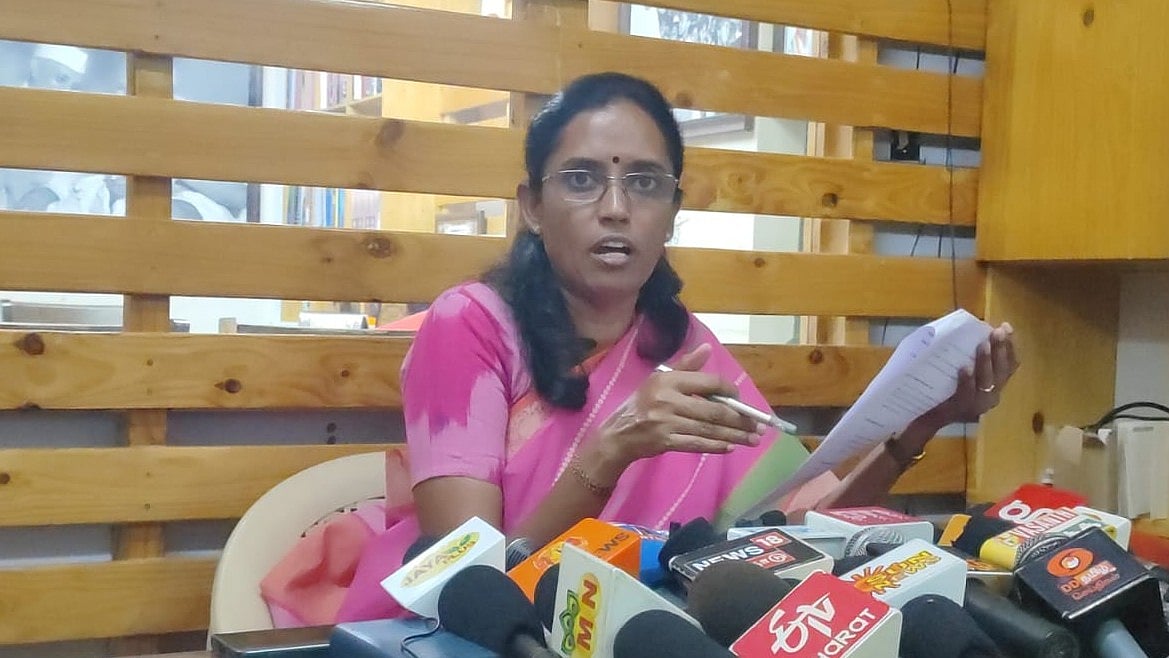 `3,084 ஏக்கர் கோயில் நிலமா? பாஜக-வின் அப்பட்டமான பொய்; இதுதான் நடந்தது..!- எம்.பி ஜோதிமணி விளக்கம்