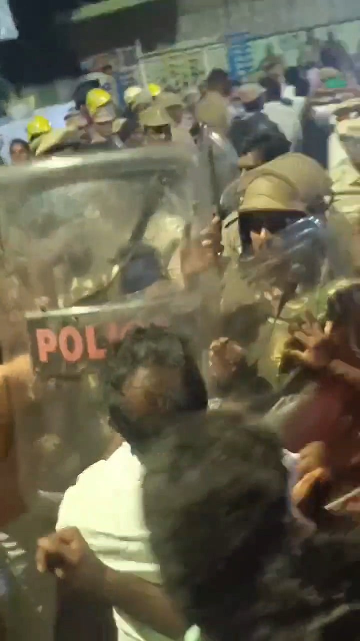 சேலம்: மூடியிருந்த அம்பேத்கர் சிலையைத் திறந்த நபர்கள்; கல்வீச்சு, தடியடி என விடியவிடிய வன்முறை