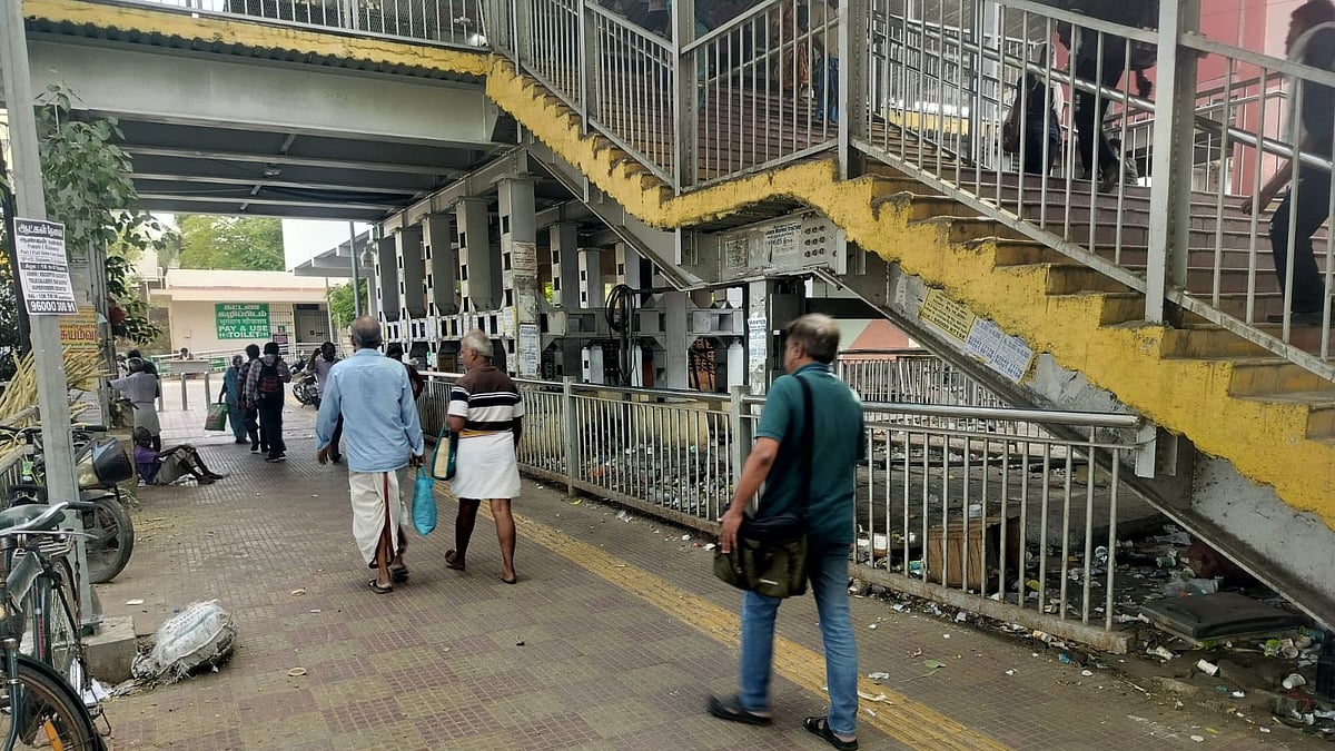 கிண்டி: ரயில்வே நிலைய மேம்பாலம் அருகே நிலவும் சுகாதார சீர்கேடு; முகம் சுளிக்கும் மக்கள்!
