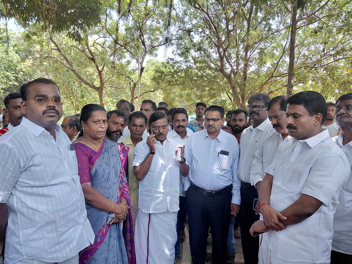 போராட்டத்தில் ஆஸ்டின் உள்ளிட்ட தி.மு.க-வினர்