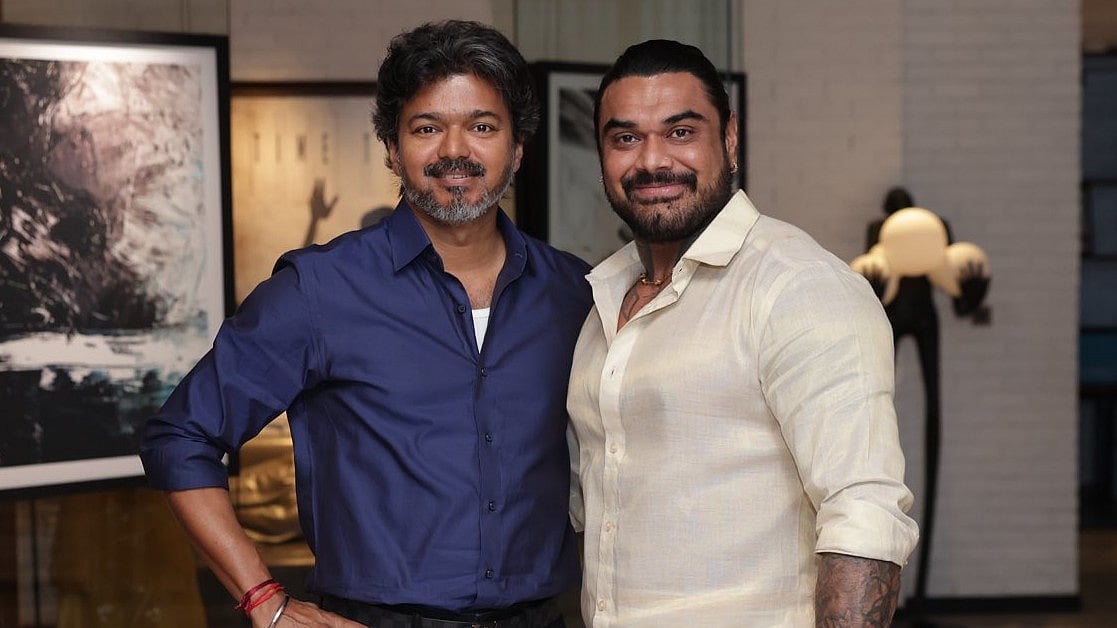 தனது கணவருடன் முதல்வர் விஜய்யை சந்தித்த வரலட்சுமி சரத்குமார்