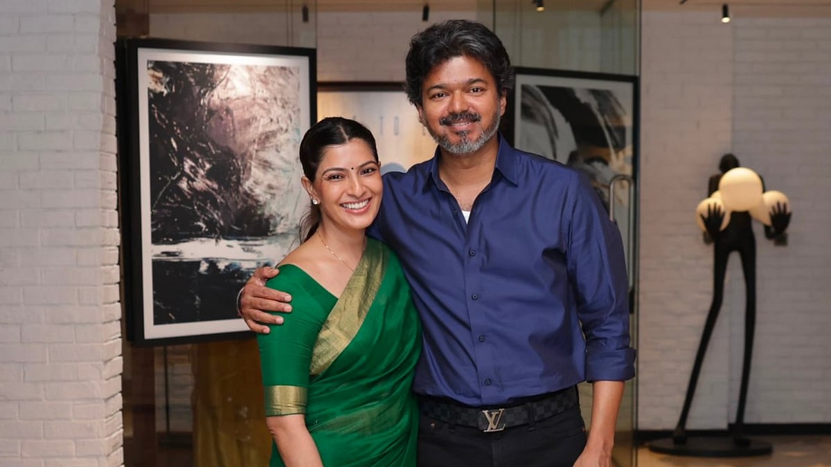 தனது கணவருடன் முதல்வர் விஜய்யை சந்தித்த வரலட்சுமி சரத்குமார்