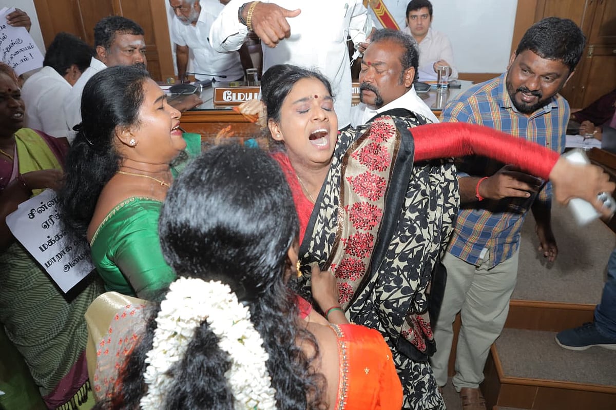 கோவை மாநகராட்சியில் திமுக, காங்கிரஸ் கவுன்சிலர்கள் மோதல்; சிபிஐ, சிபிஎம் கவுன்சிலர்கள் சஸ்பெண்ட்