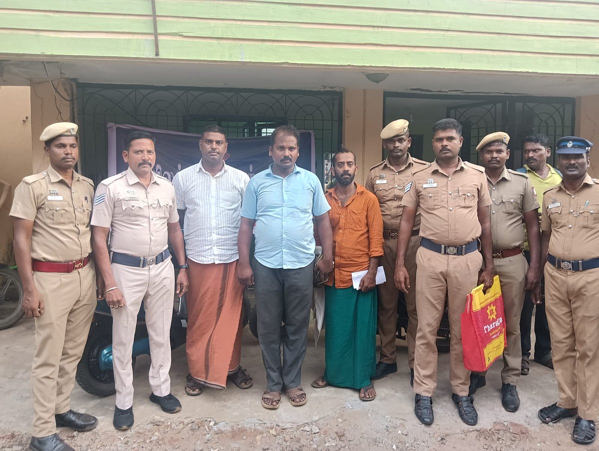 திருவாரூர்: 300 வெளிமாநில மது பாட்டில்களை கடத்தி வந்த தலைமை காவலர் சஸ்பெண்ட்; 3 பேர் கைது!