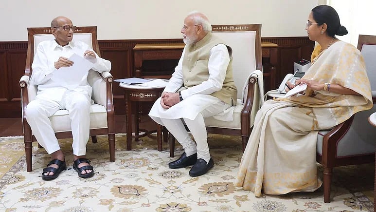 தேசிய ஜனநாயகக் கூட்டணி பக்கம் சாயும் சரத் பவார்? - மகளுடன் சென்று பிரதமர் மோடியுடன் சந்திப்பு!