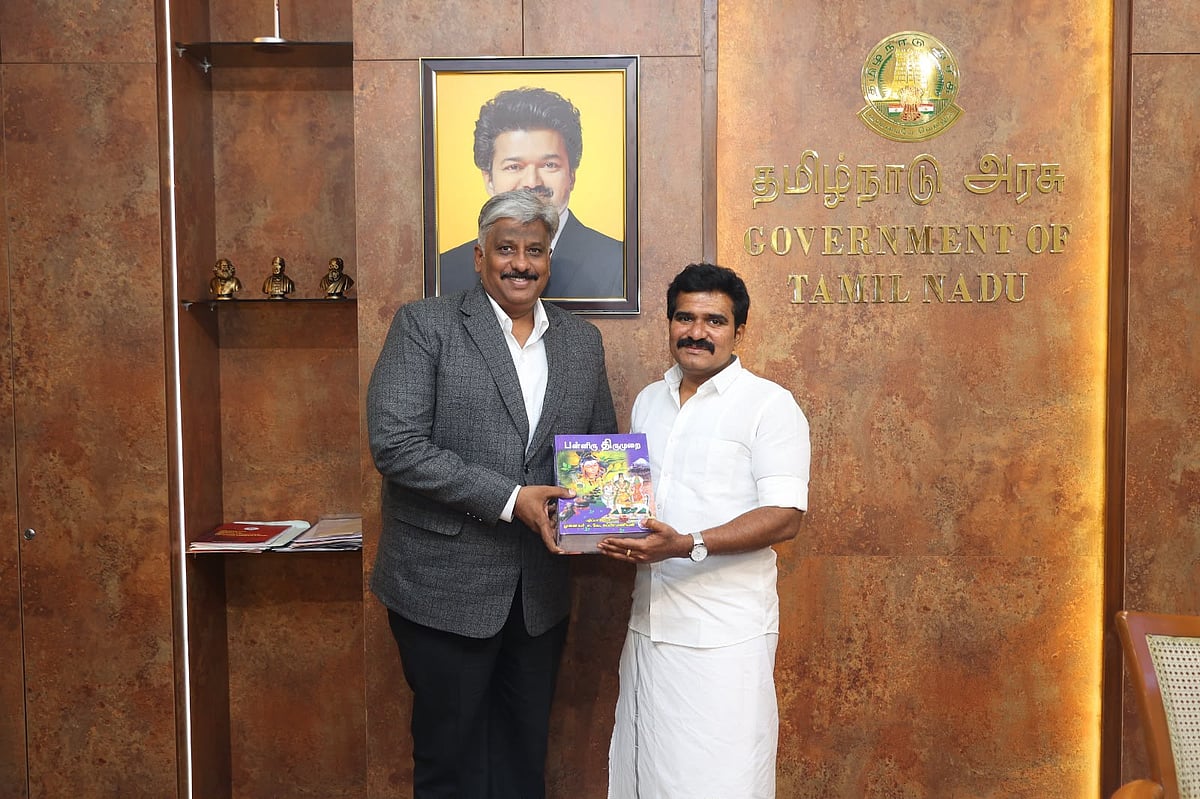த.வெ.க-வில் இணைந்தார் மூத்த வழக்கறிஞர் ராஜா செந்தூர் பாண்டியன்!