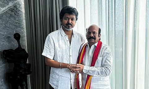 `நான் இருக்கேன் கையில் முத்தமிட்டு ஆறுதல் சொன்ன விஜய்; உருகிய வி.எஸ்.பாபு... 10 நிமிட சந்திப்பு!