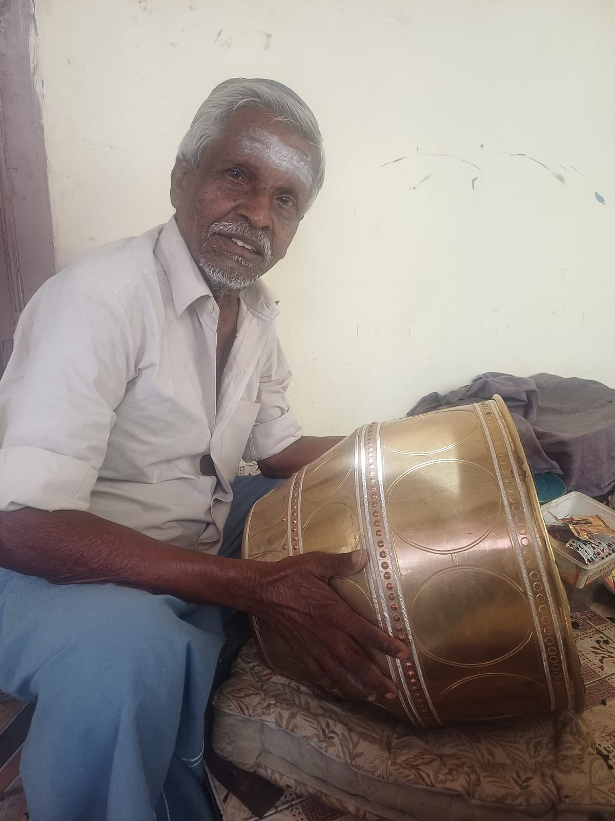 `கலையால் வாழ்ந்த எனக்கு, அதை காக்க வேண்டிய பொறுப்பும் இருக்கு! - பாரம்பர்ய மரக்கா செய்யும் முதியவர்