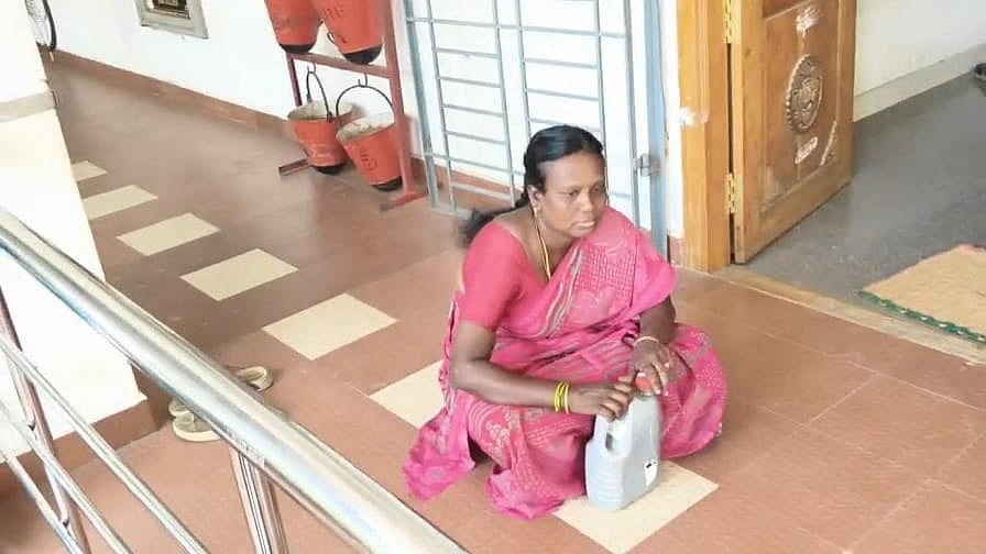 ”ரத்து செய்யப்பட்ட பவரில் நிலம் ரிஜிஸ்ட்ரேஷன்”- பத்திரப்பதிவு அலுவலகத்தில் தீக்குளிக்க முயன்ற பெண்!