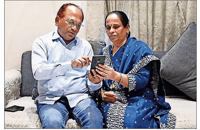 `என் மகனைப் பற்றிய செய்திகளை தவிர்க்கிறேன்; ரத்த அழுத்தம்.!  - CJP தலைவர் அபிஜித் திப்கே பெற்றோர் 