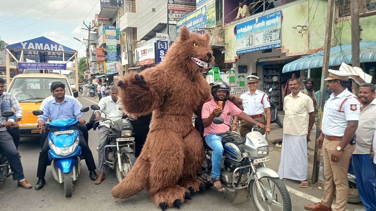 தருமபுரி: கொரில்லா வேடமிட்டு ஹெல்மெட் விழிப்புணர்வு; போலீஸாரின் நூதனப் பிரசாரம் | Photo Album