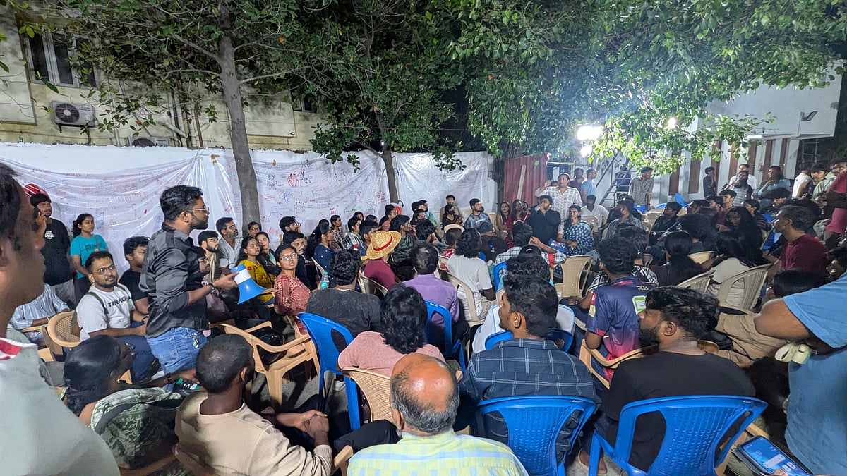தனித்தனி குழுக்களாக பிரிந்த போராட்டக்காரர்கள்