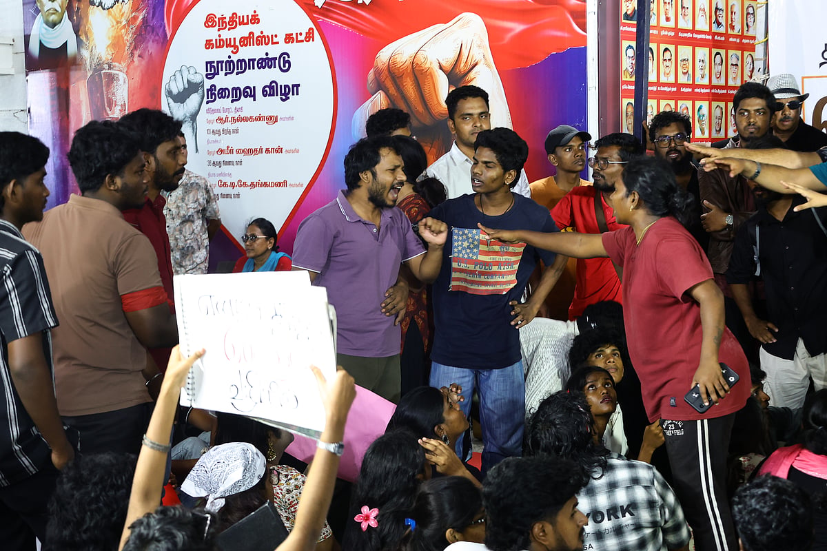 மோதிக்கொண்ட போராட்டக்குழு