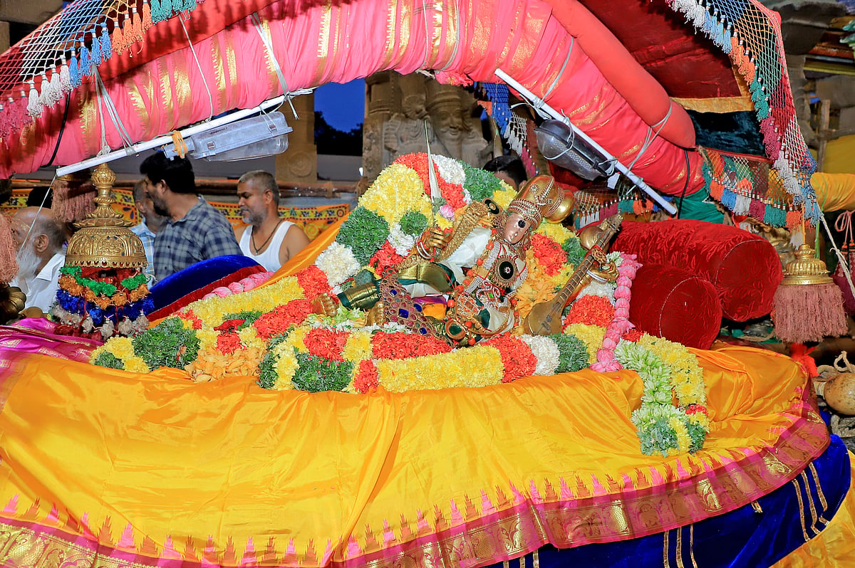 மதுரை ஆடிமுளைக்கொட்டு திருவிழா நிறைவு; கனகதண்டியல் நிகழ்வில் எழுந்தருளிய மீனாட்சி அம்மன்! | Photos