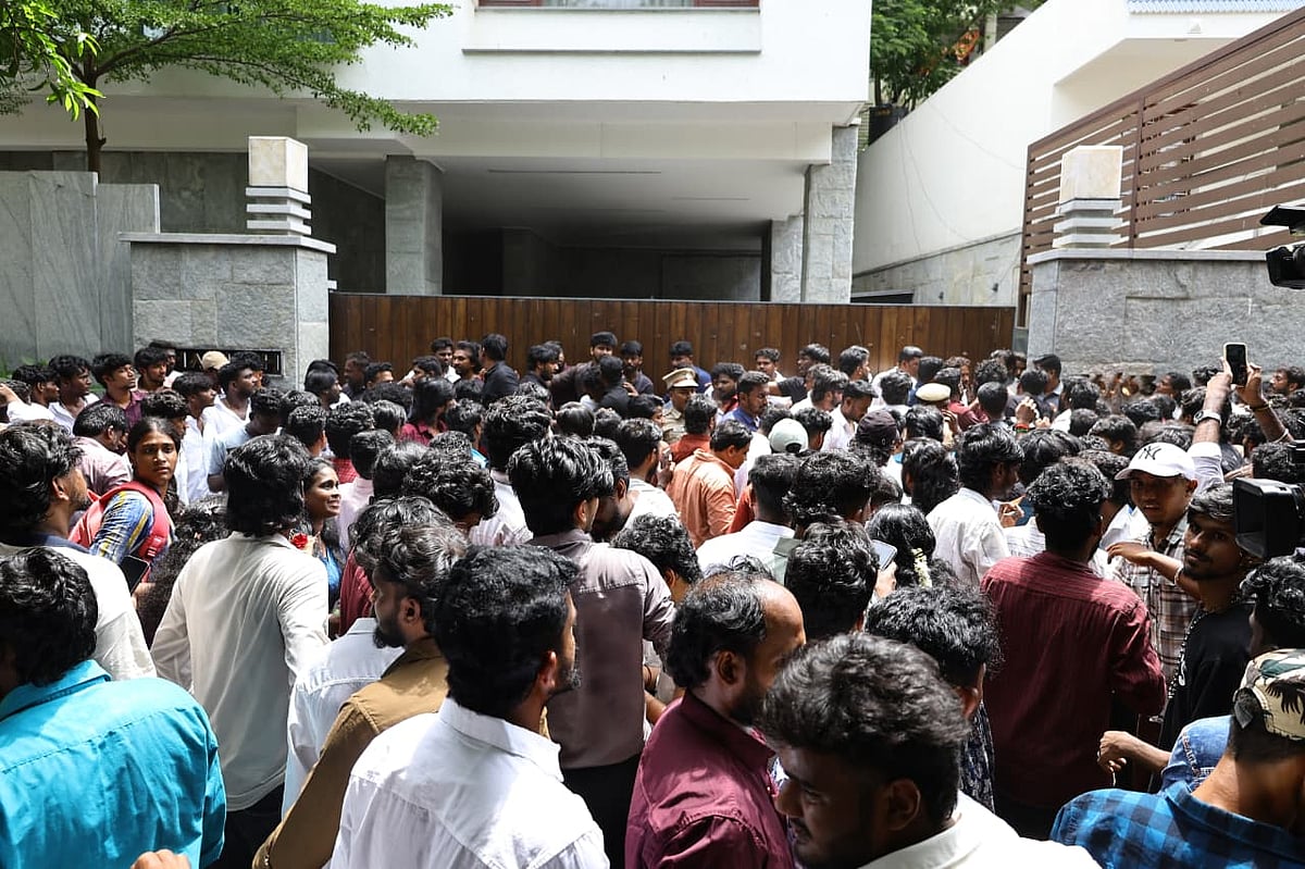 கேட்டின் முன்பு கூட்டம்