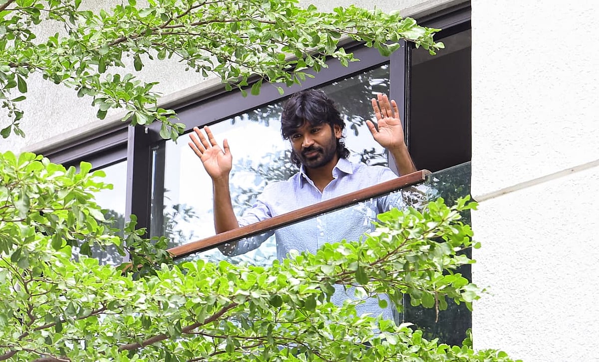 முதல் மாடியிலிருந்து தனுஷ்