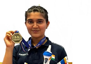 ISSF உலகக் கோப்பை : இந்தியாவின் பதக்க வேட்டை; தங்கம் வென்ற ஈஷா சிங்... வெண்கலம் சேர்த்த மனு பாக்கர்!
