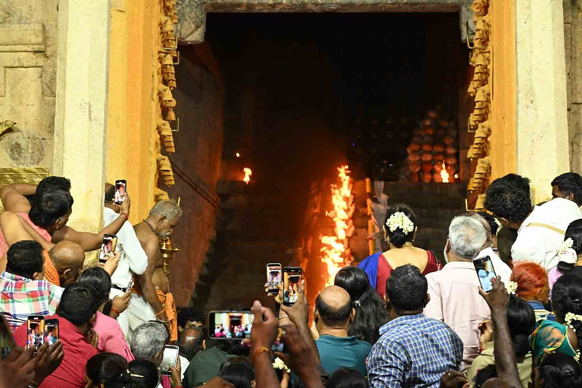 அழகர் கோவில்: ஆண்டுக்கு ஒருமுறை நிகழும் பதினெட்டாம்படி கருப்புசாமி கதவு திறப்பு! | Photo Album