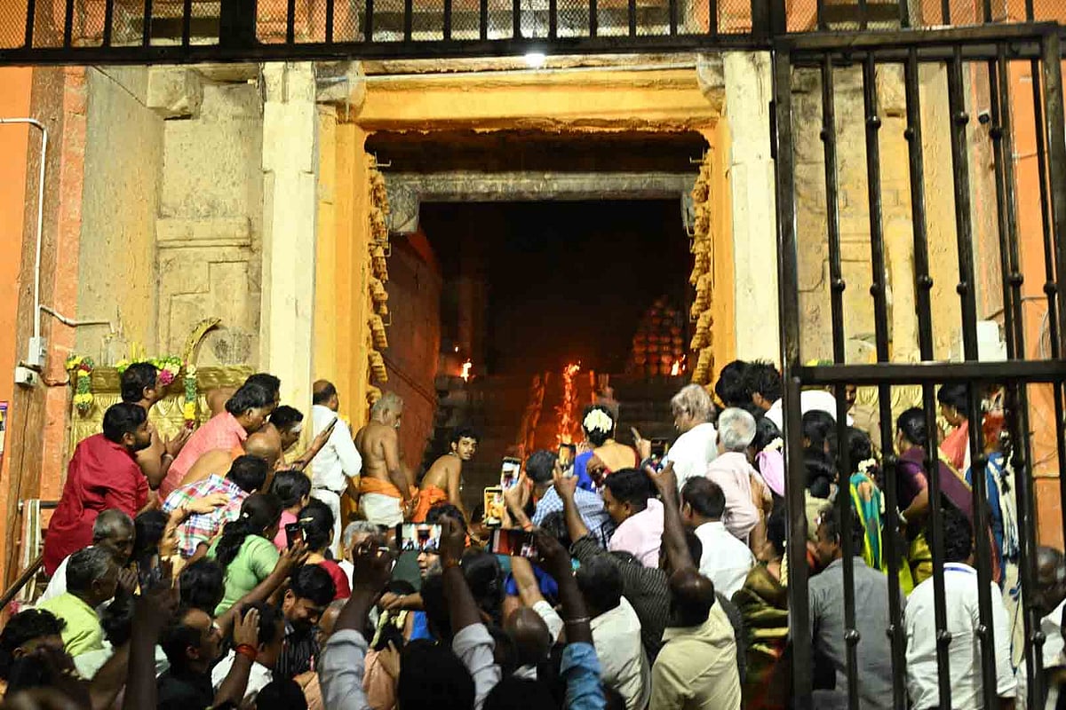 அழகர் கோவில்: ஆண்டுக்கு ஒருமுறை நிகழும் பதினெட்டாம்படி கருப்புசாமி கதவு திறப்பு! | Photo Album