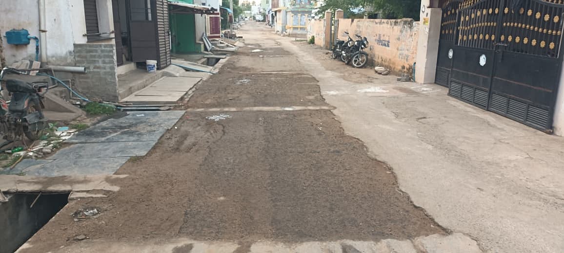 கரூர்: `நிதி ஒதுக்கியாச்சு; சாலை எப்போது போடுவீங்க?- சிதிலமடைந்த சாலைகள்; கேள்வி எழுப்பும் மக்கள்!