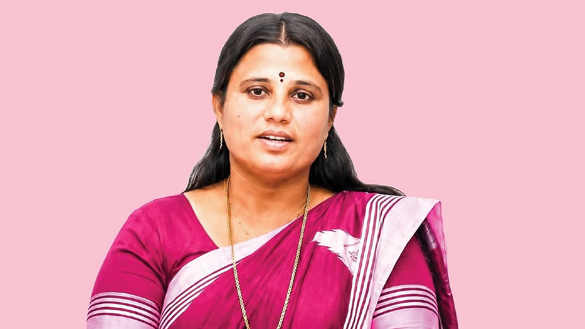 அமைச்சர் ஜெகதீஸ்வரி போட்ட கம்பி வேலியை பிய்த்து எறிந்த சொந்த ஊர் மக்கள்! - பதட்டத்தில் பனைவிளை