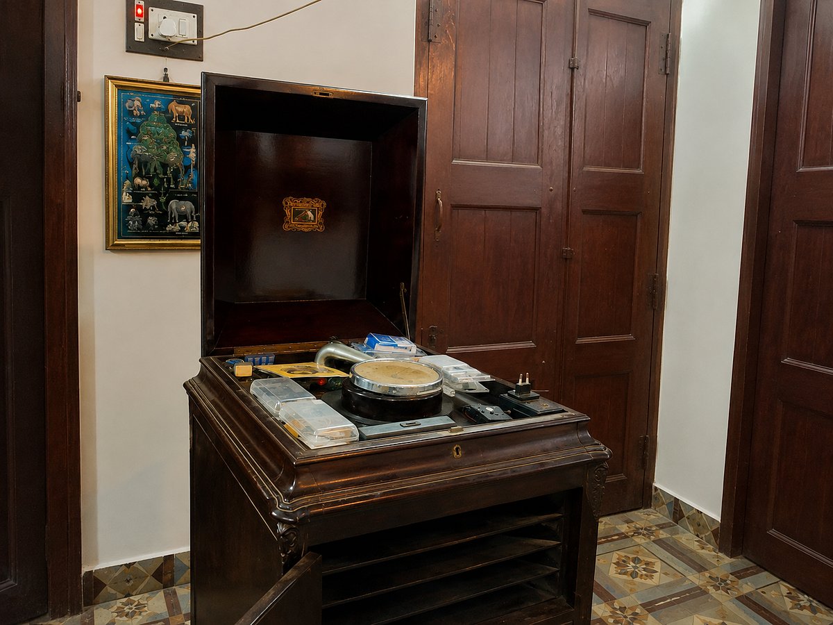 His Master's Voice (HMV) நிறுவனத்தின் பழமையான கிராமஃபோன்