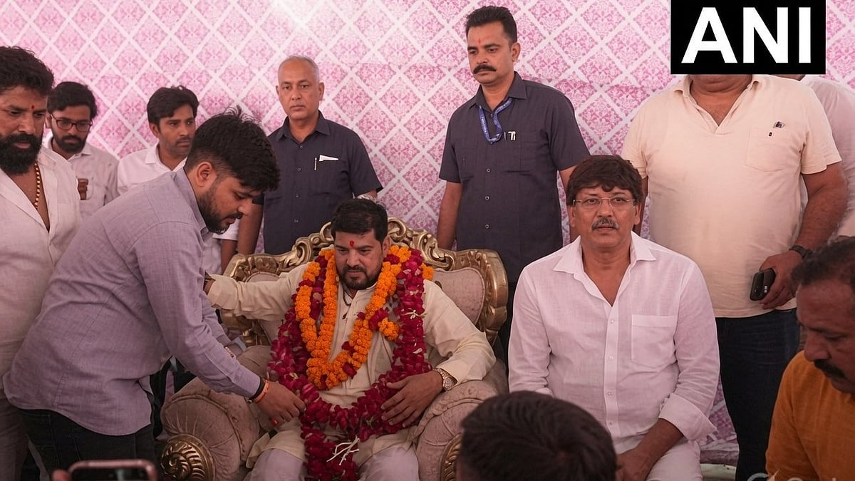 பாலியல் துன்புறுத்தல் வழக்கு: பிரிஜ் பூஷன் சரண் சிங் விடுதலை; பட்டாசு வெடித்து வரவேற்ற பாஜக-வினர்