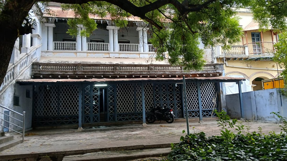 தளவாய் ஹால்
