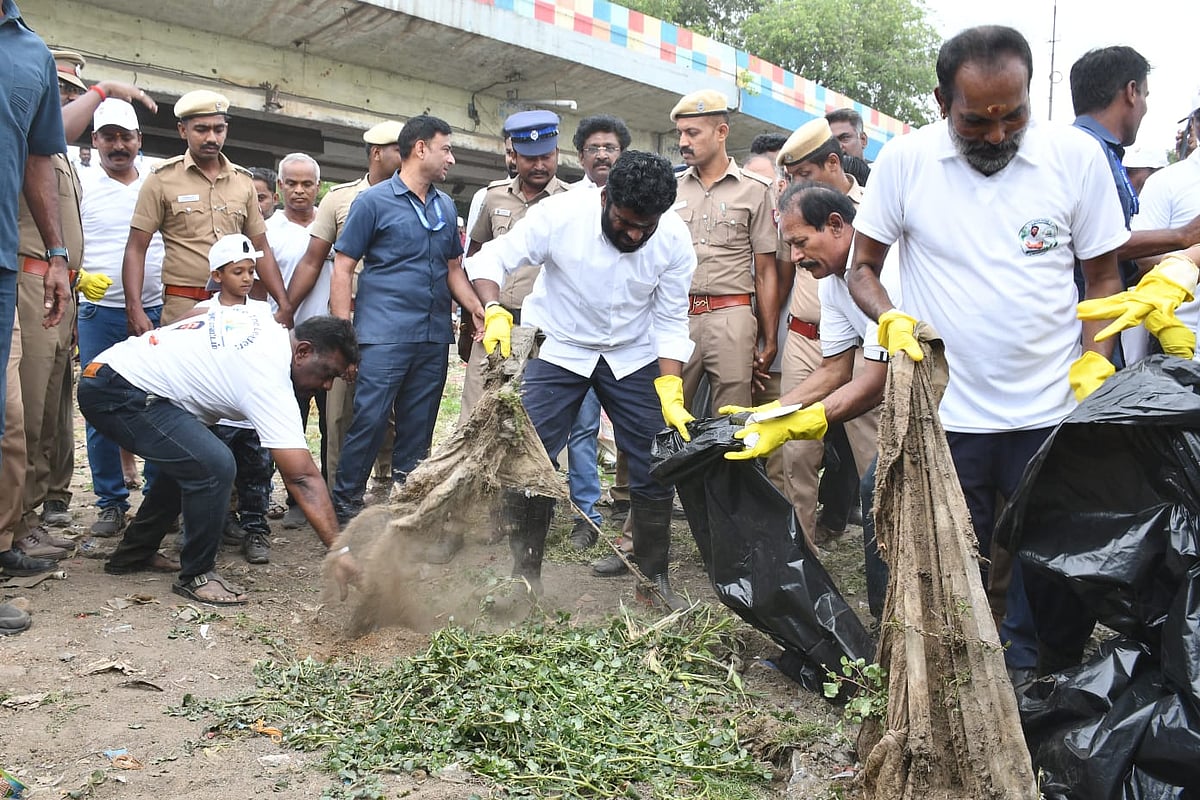 குப்பைகளை அகற்றும் பணியில் அண்ணாமலை