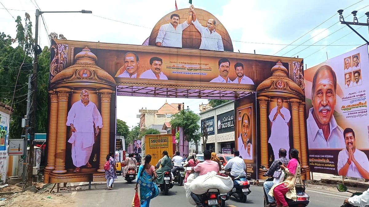 புதுச்சேரி: சாலையின் நடுவில் பேனர்கள்... அத்துமீறும் எம்.எல்.ஏக்கள்; அதிகாரிகளைத் தாக்கும் ரௌடிகள்