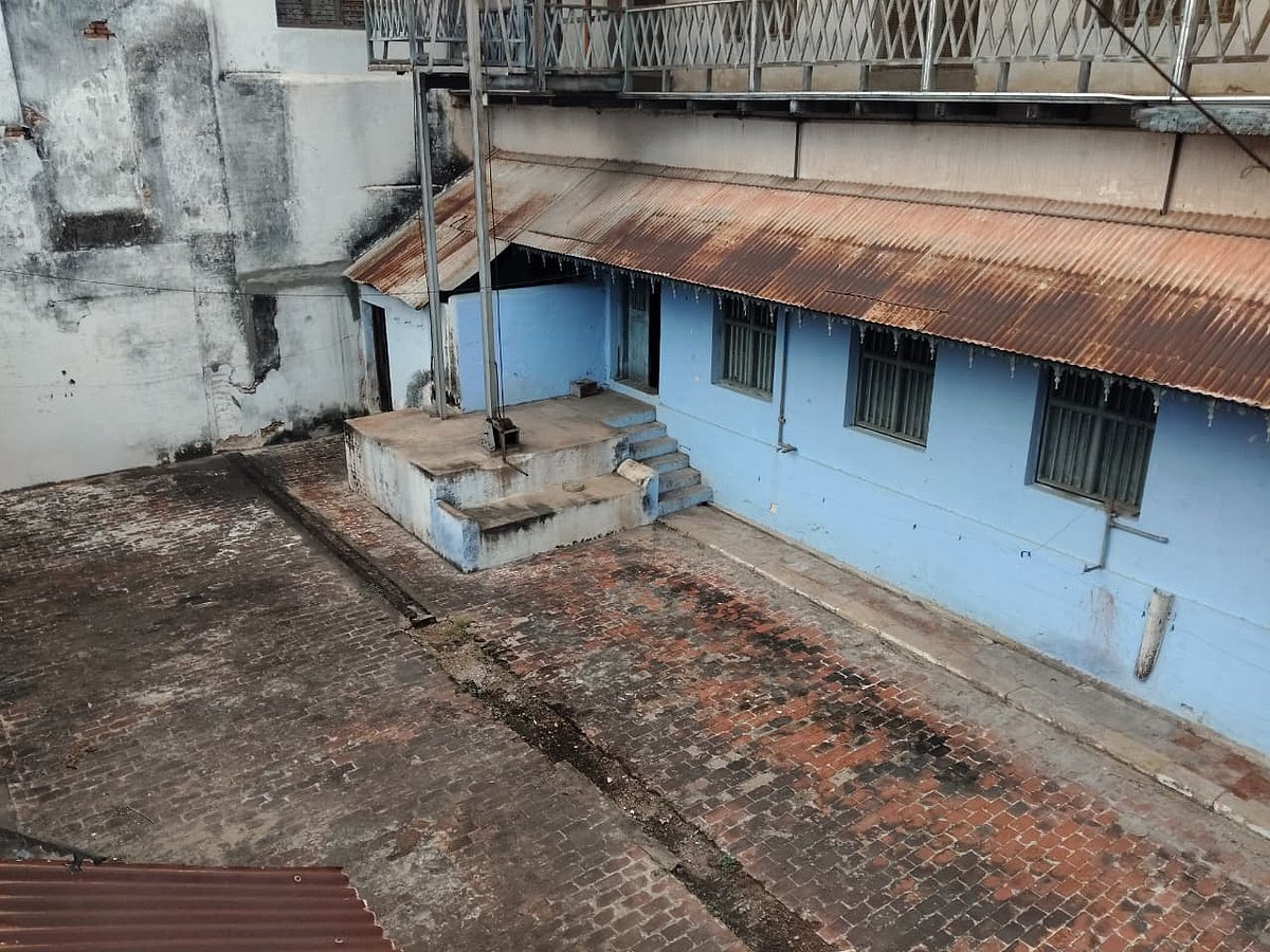 தளவாய் ஹால்
