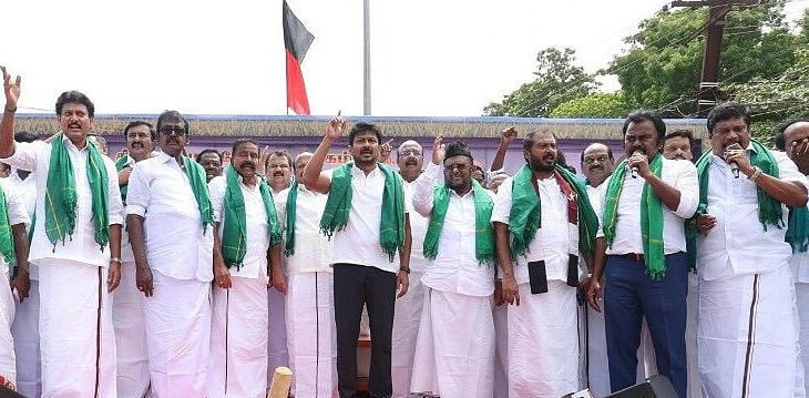உதயநிதி சர்ச்சைப் பேச்சு:  வீட்டில் போலீஸ்  குவிப்பு - பாதுகாப்பா? கைது நடவடிக்கையா?