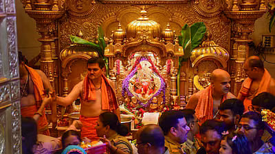 மும்பை சித்திவிநாயக் கோயில் உண்டியல் பணம் திருட்டு; ஆண்டுக்கு ரூ.18 கோடியை அபேஸ் செய்த 8 ஊழியர்கள்