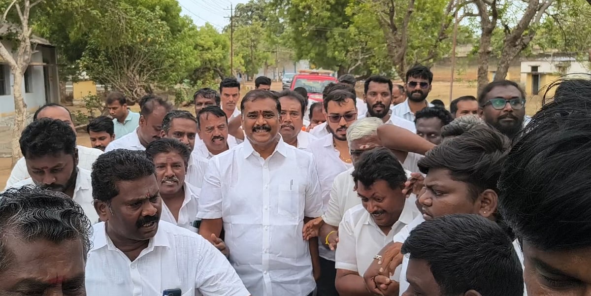 பாளையங்கோட்டை சிறையில் இருந்து ஜாமீனில் விடுதலை செய்யப்பட்ட எம்.எல்.ஏ!தி.மு.க.வினர் உற்சாக வரவேற்பு