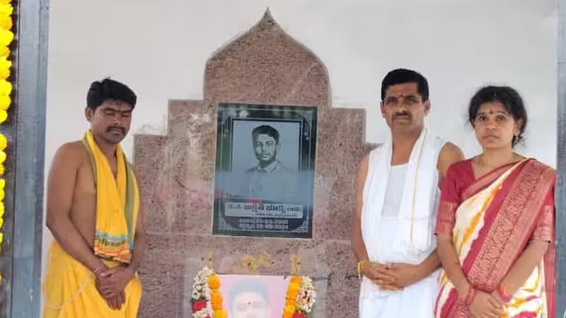 என் மகனை உயிருடன் வைத்திருக்க இதைச் செய்தேன்- ஐஐடி-யில் தற்கொலை செய்த மகனுக்கு கோயில் கட்டிய தந்தை