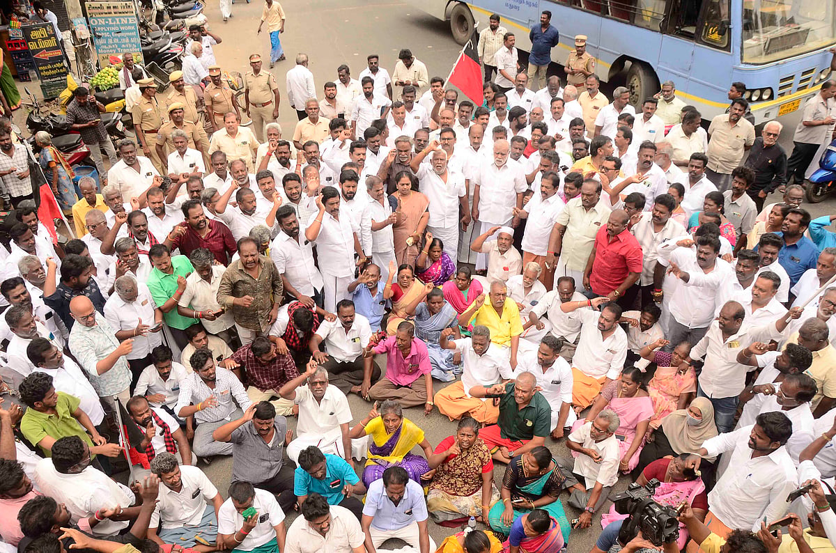 உதயநிதி கைது : தேனி, திண்டுக்கல், மதுரையில் திமுகவினர் ஆர்ப்பாட்டம் | Photo