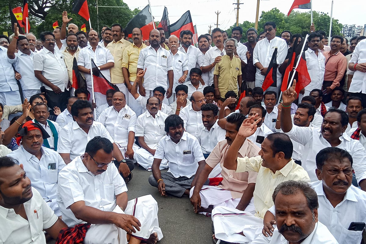 திமுக-வினர் ஆர்ப்பாட்டம்