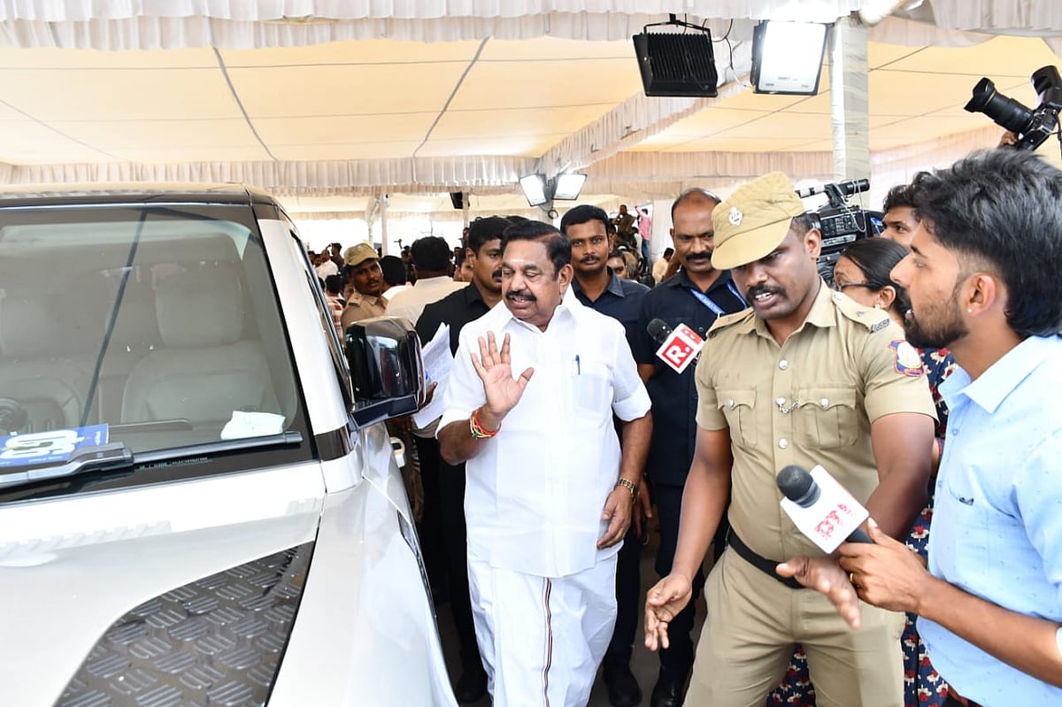 என்னப்பா சொல்ல மாட்டீங்களா... - உதயநிதியின் காரில் ஏற முயன்ற எடப்பாடி பழனிசாமி!