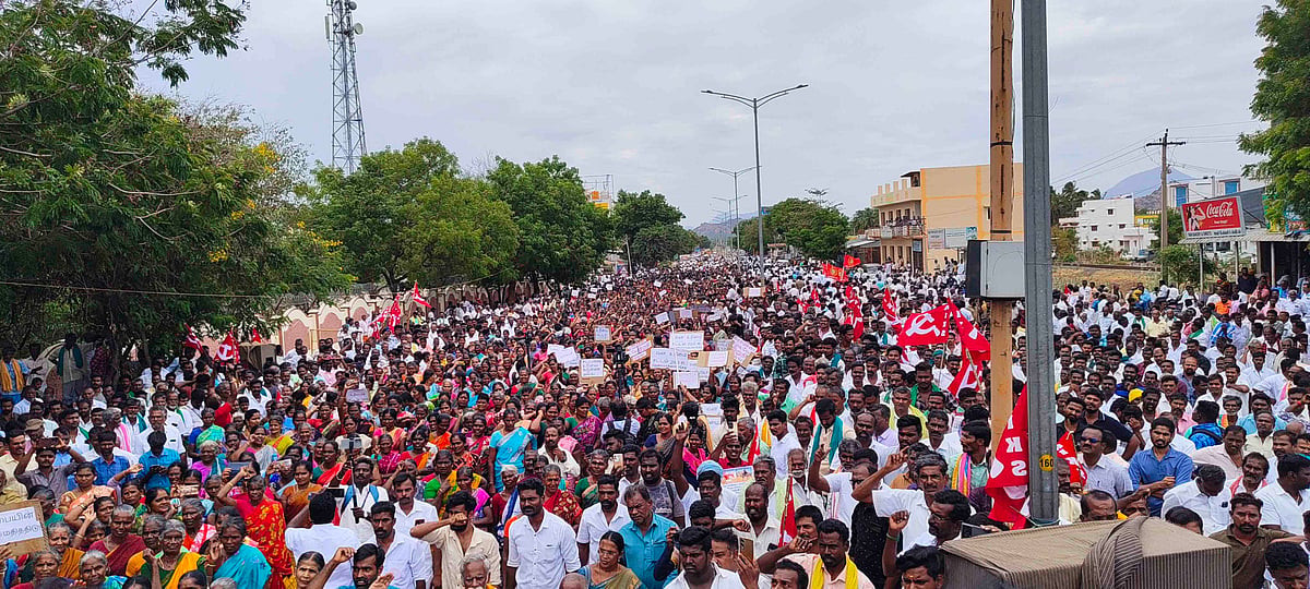 `உச்ச நீதிமன்ற தீர்ப்பை மறுபரிசீலனை செய்யவேண்டும்! - தேனி ஆட்சியர் அலுவலகத்தில் பெரும் போராட்டம்