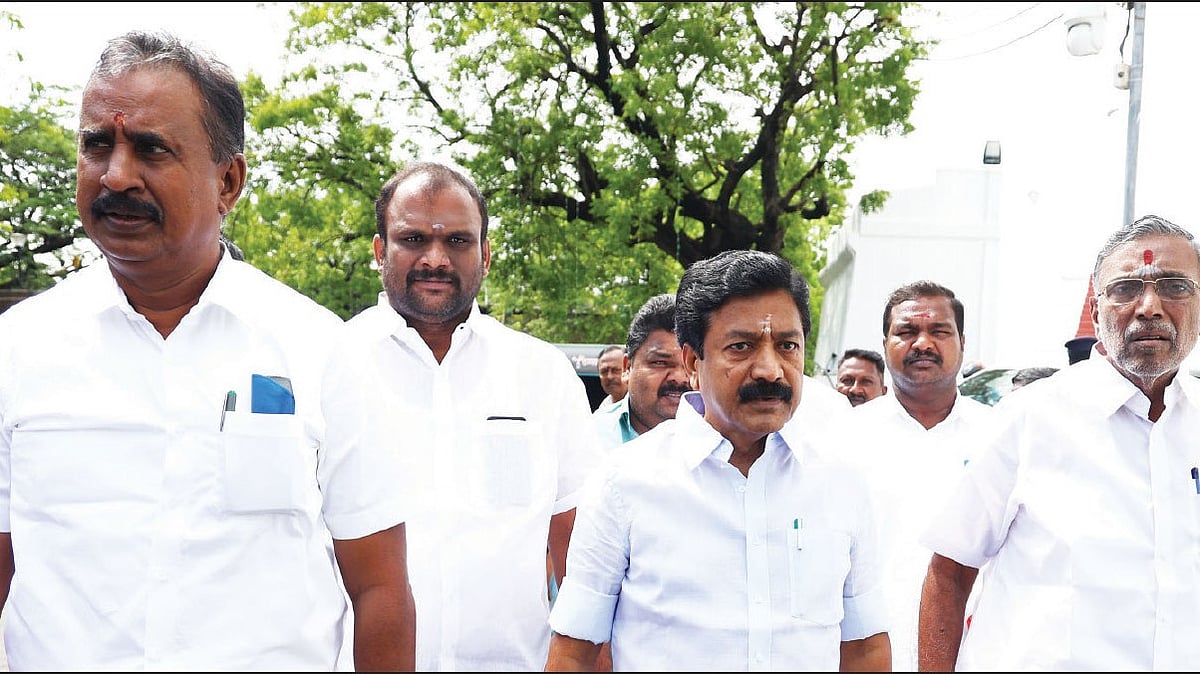 எஸ்.பி.வேலுமணி