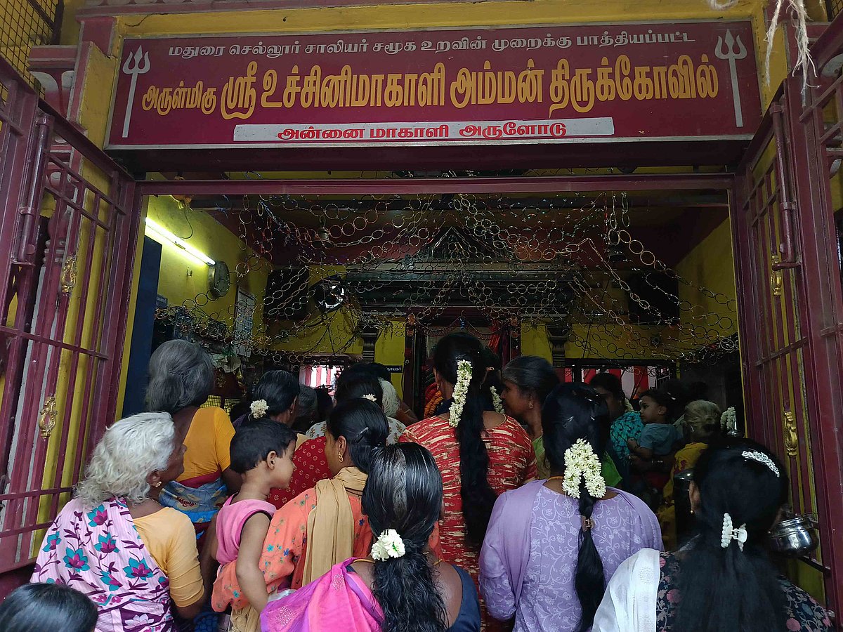 ஆடிப்பூரம் விழா: உச்சினி மா காளியம்மனுக்கு வளையல் அலங்காரம்!