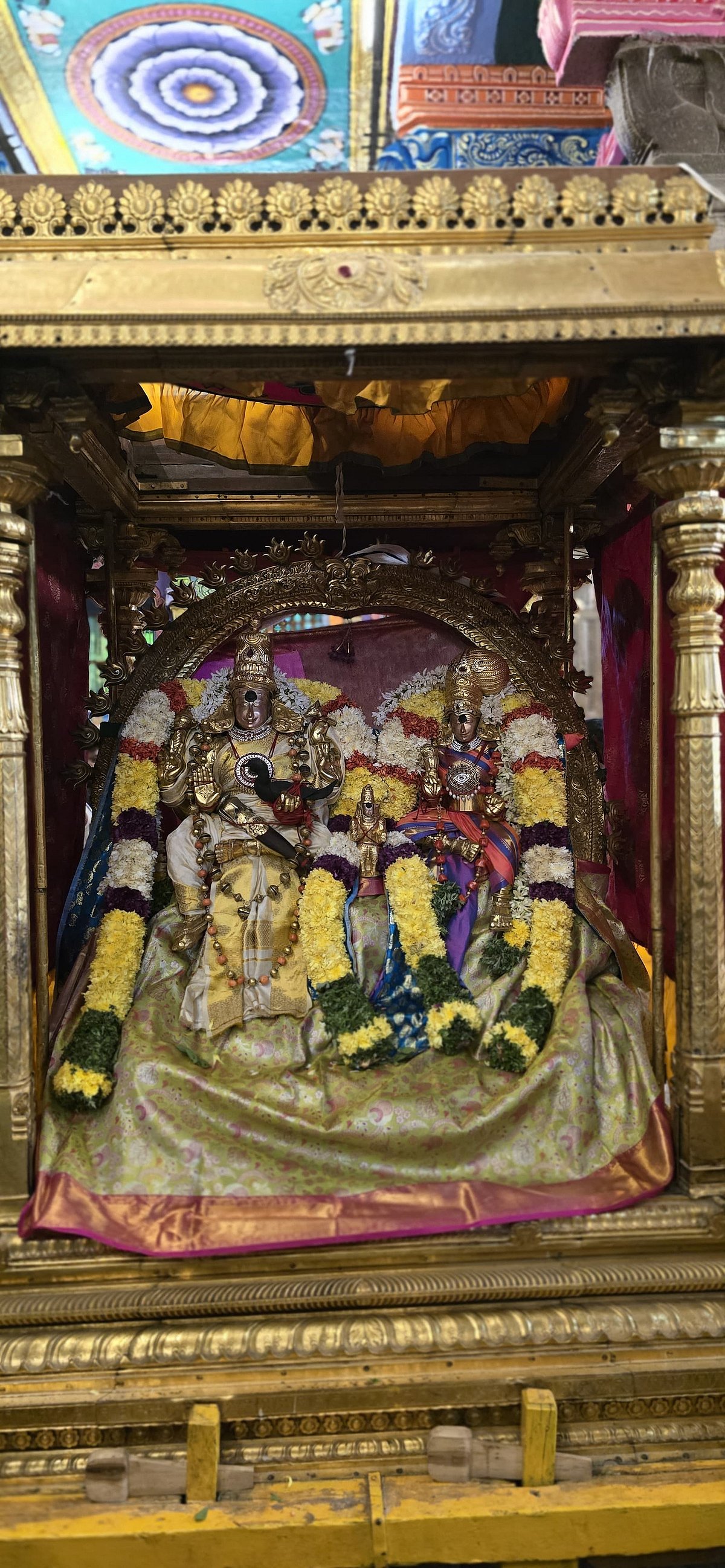 அழகில் மிளிர்ந்த வெள்ளி சிம்மவாகனம் - ஆவணித் திருவிழாவில் அருள்பாலித்த மீனாட்சி – சுந்தரேசுவரர்
