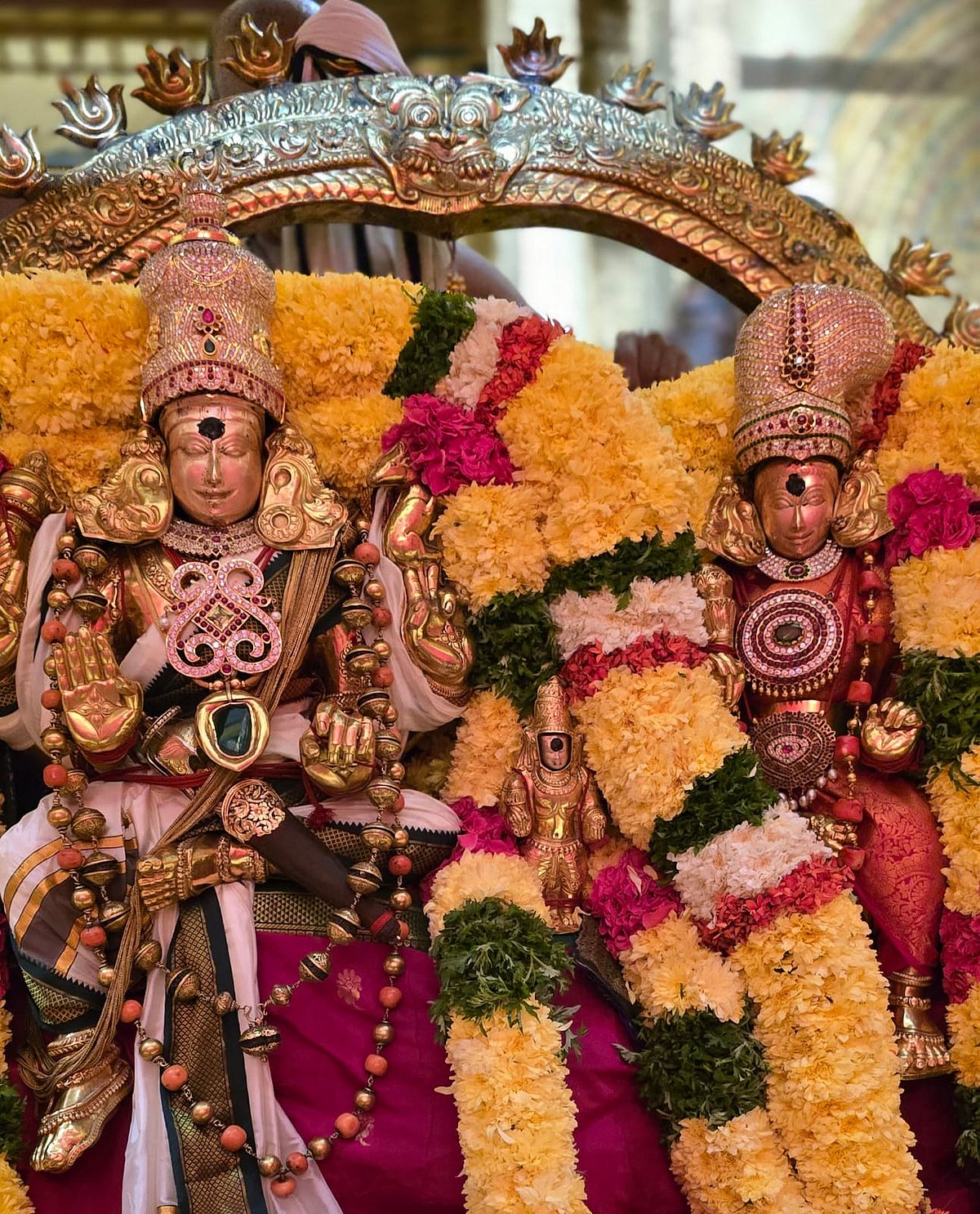 மதுரை: யாழி வாகனத்தில் சுவாமி, அம்பாள் - மீனாட்சி சுந்தரேசுவரர் கோயில் ஆவணித் திருவிழா | Photos