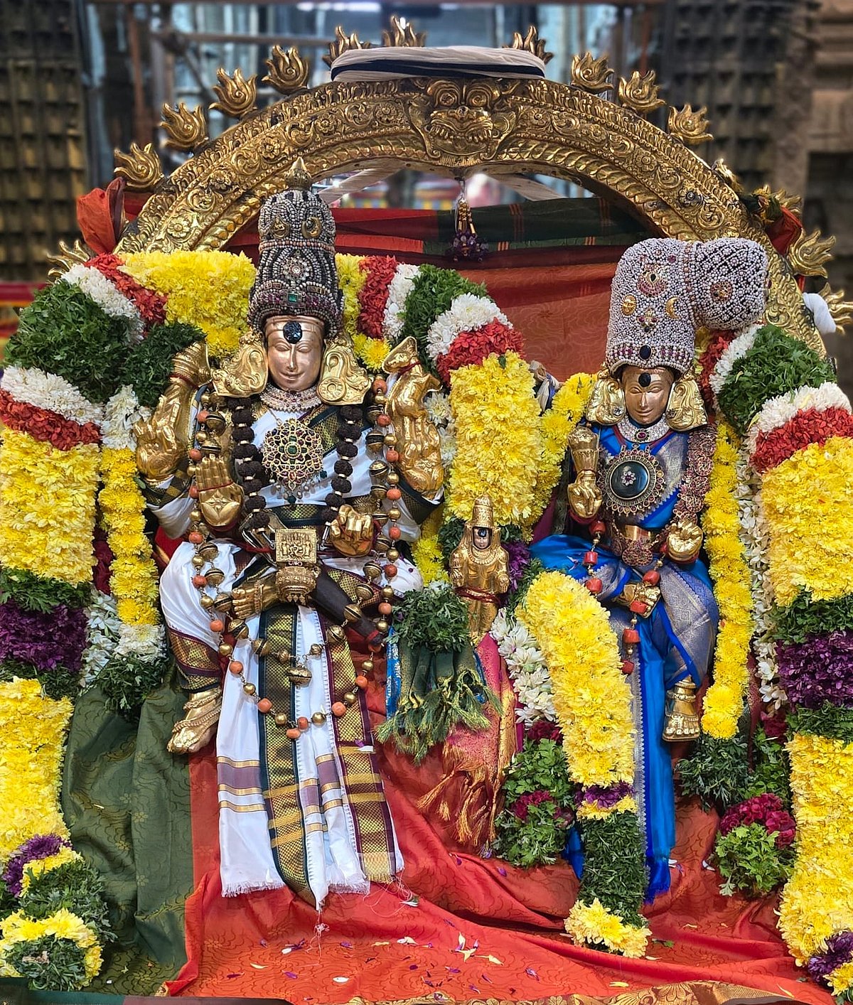 மீனாட்சி சுந்தரேசுவரர் ஆவணித் திருவிழா : தங்க ரிஷப வாகனம், வெள்ளி ரிஷப வாகனத்தில் சுவாமி, அம்பாள்