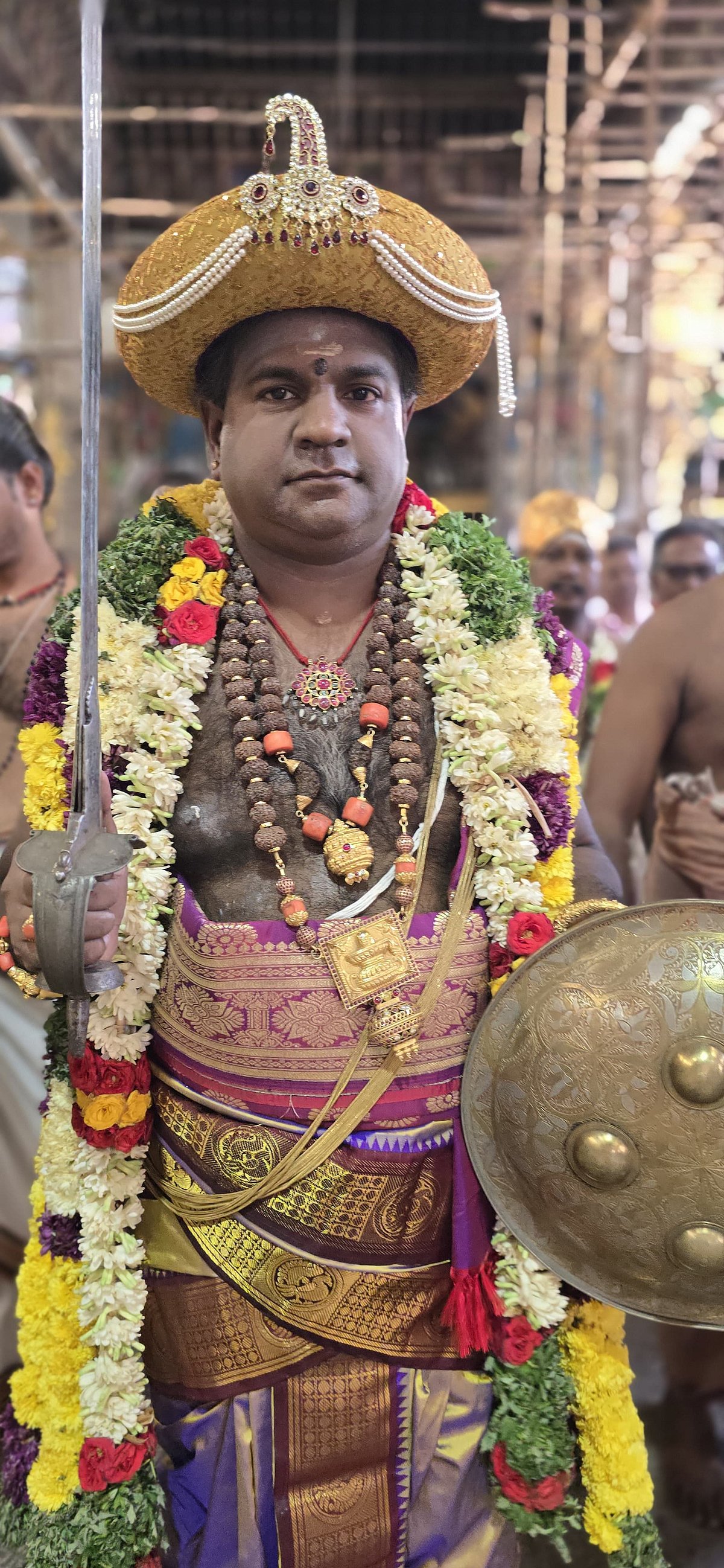 மதுரை: மீனாட்சி அம்மன் கோயில் ஆவணித் திருவிழா 6-ம் நாள்; வாளுடன் அருள்பாலித்த சுவாமி - Album 