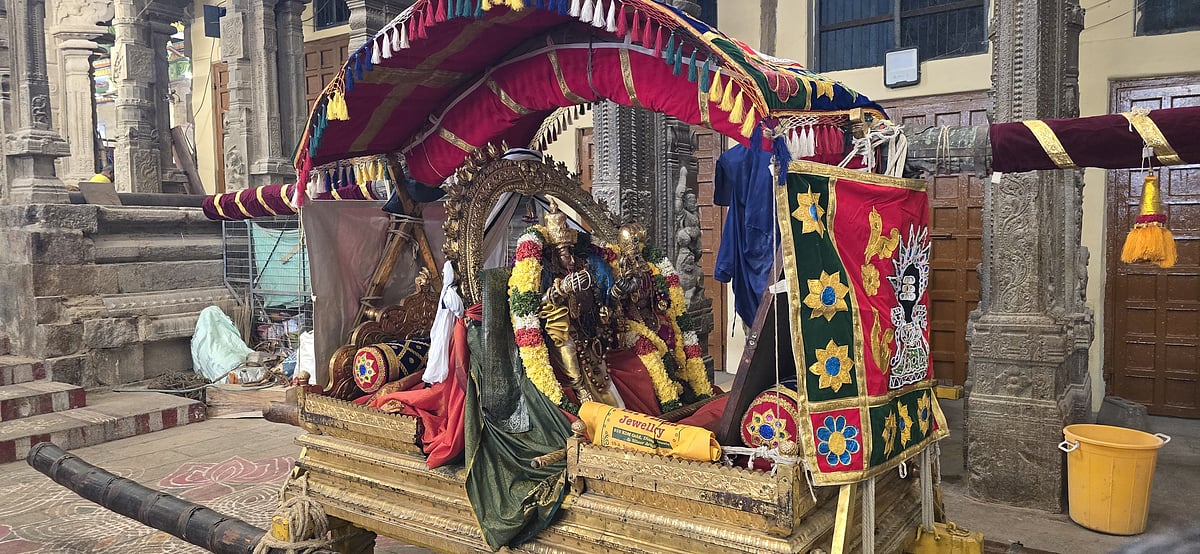 மதுரை மீனாட்சி சுந்தரேசுவரர் கோயில் ஆவணித்திருவிழா: வளையல் விற்ற லீலை | Photo Album